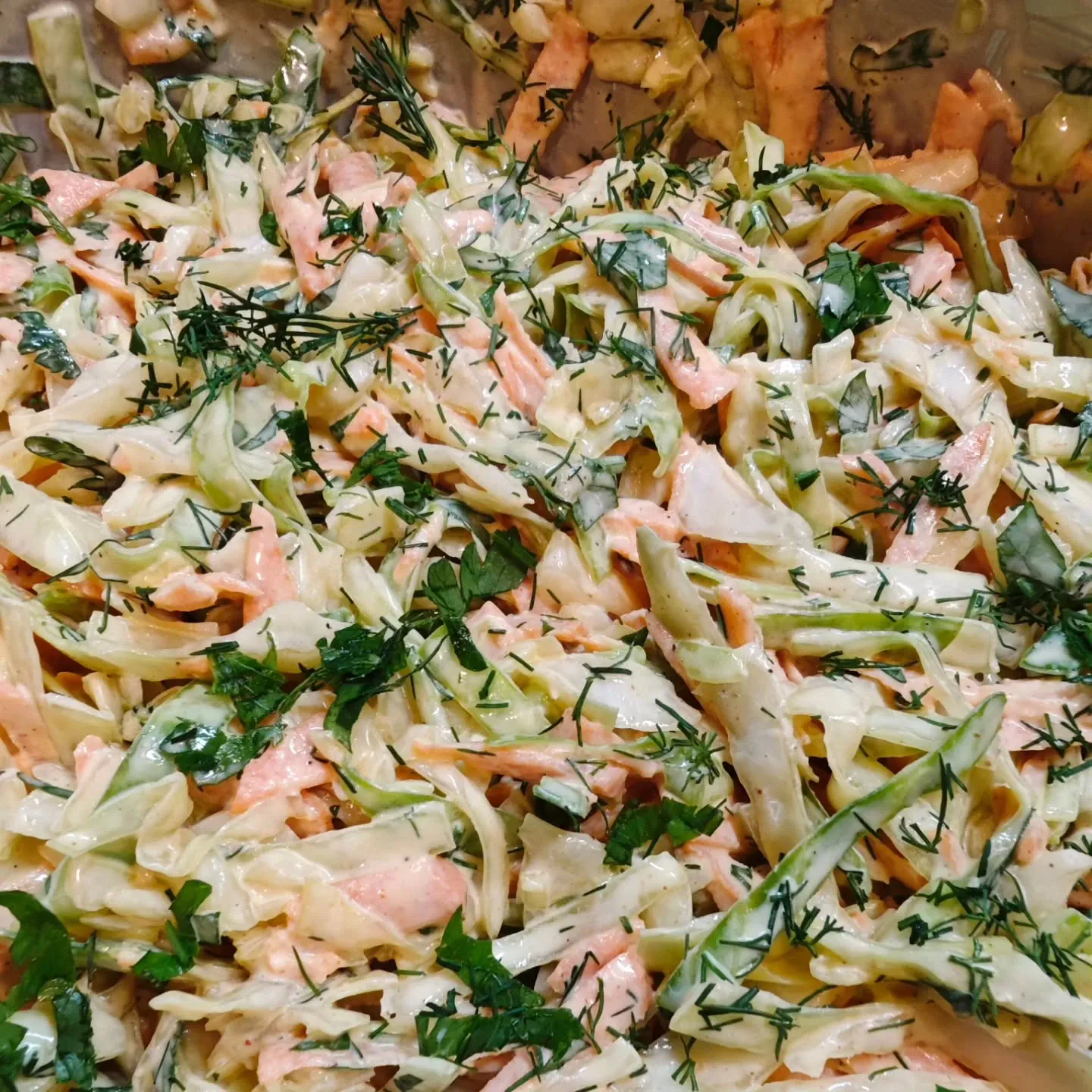 Klasyczna surówka z białej kapusty z marchewką i koperkiem