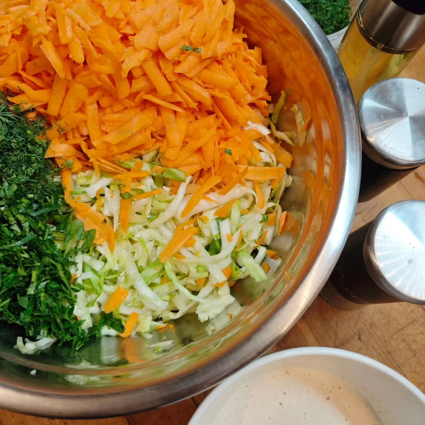 Klasyczna surówka z białej kapusty z marchewką i koperkiem