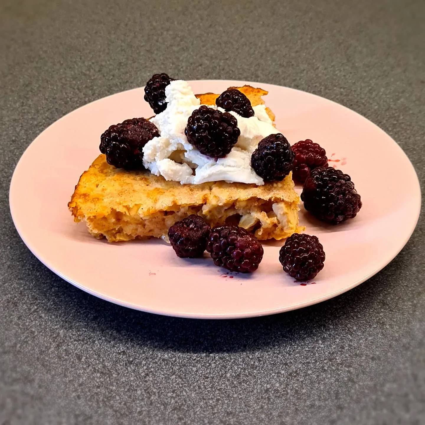 Mitrā ābolu biezpienkūka ar kanēli – veselīga versija