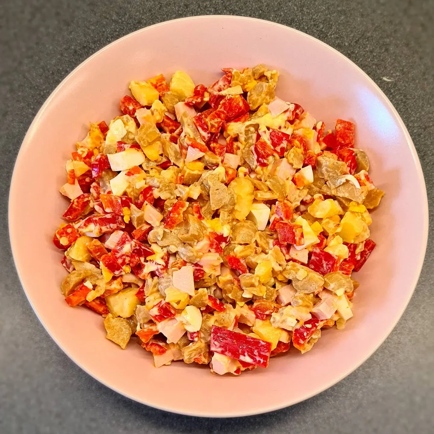 Sātīgi salāti ar marinētiem šampinjoniem un tītaru