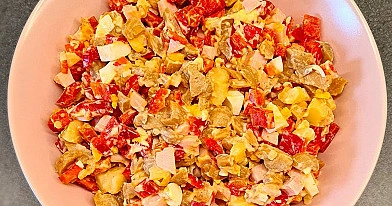 Sātīgi salāti ar marinētiem šampinjoniem un tītaru