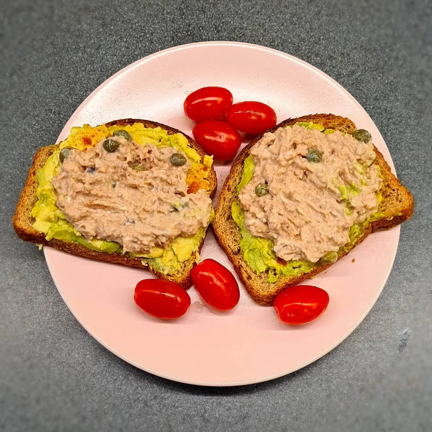 Tostermaize ar avokado, tunci un kaperiem – ātri, veselīgi