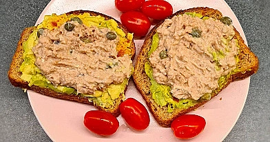 Tostermaize ar avokado, tunci un kaperiem – ātri, veselīgi