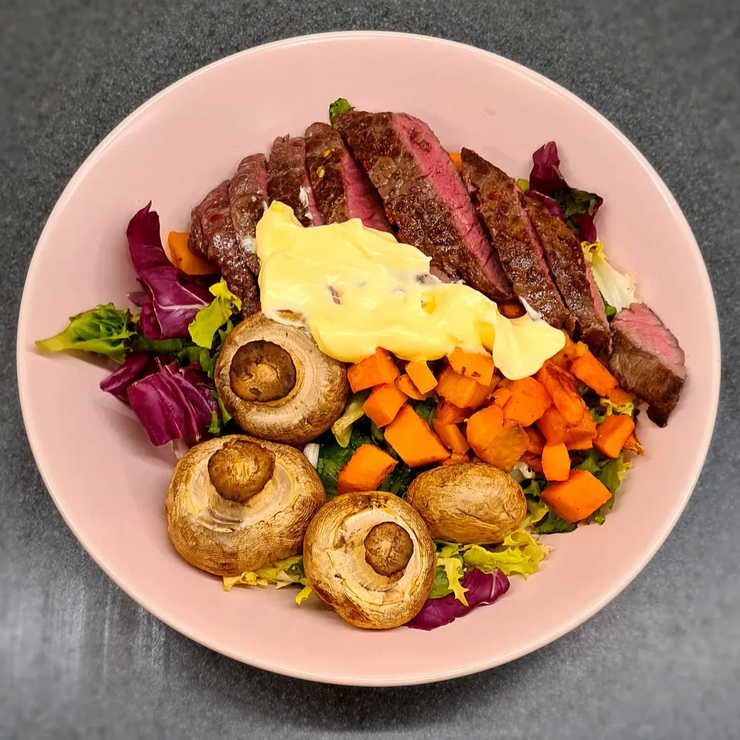 Sātīgas steika salātu bļodas ar saldo kartupeli un sēnēm