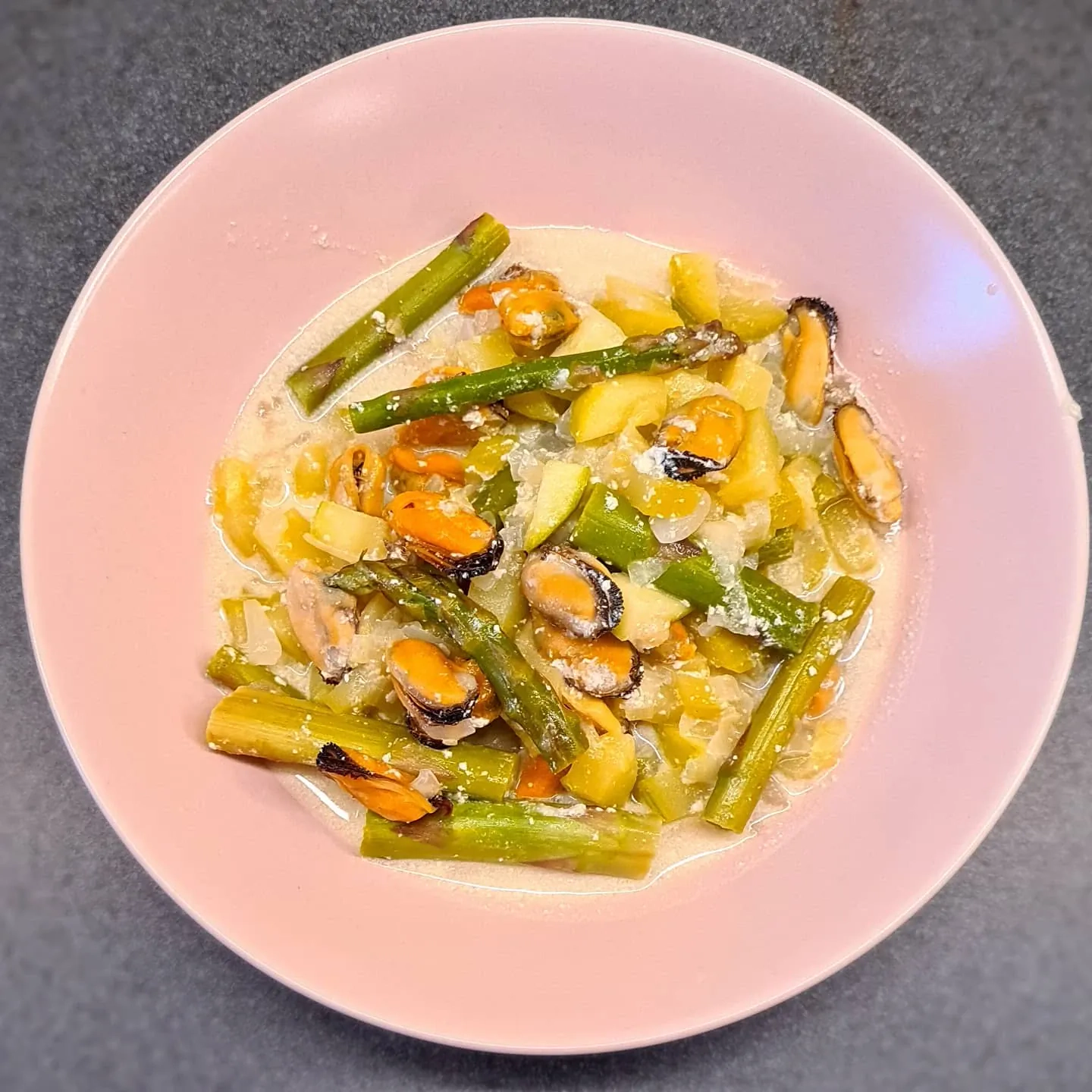 Mīdijas ar sparģeļiem un cukini baltvīna mērcē