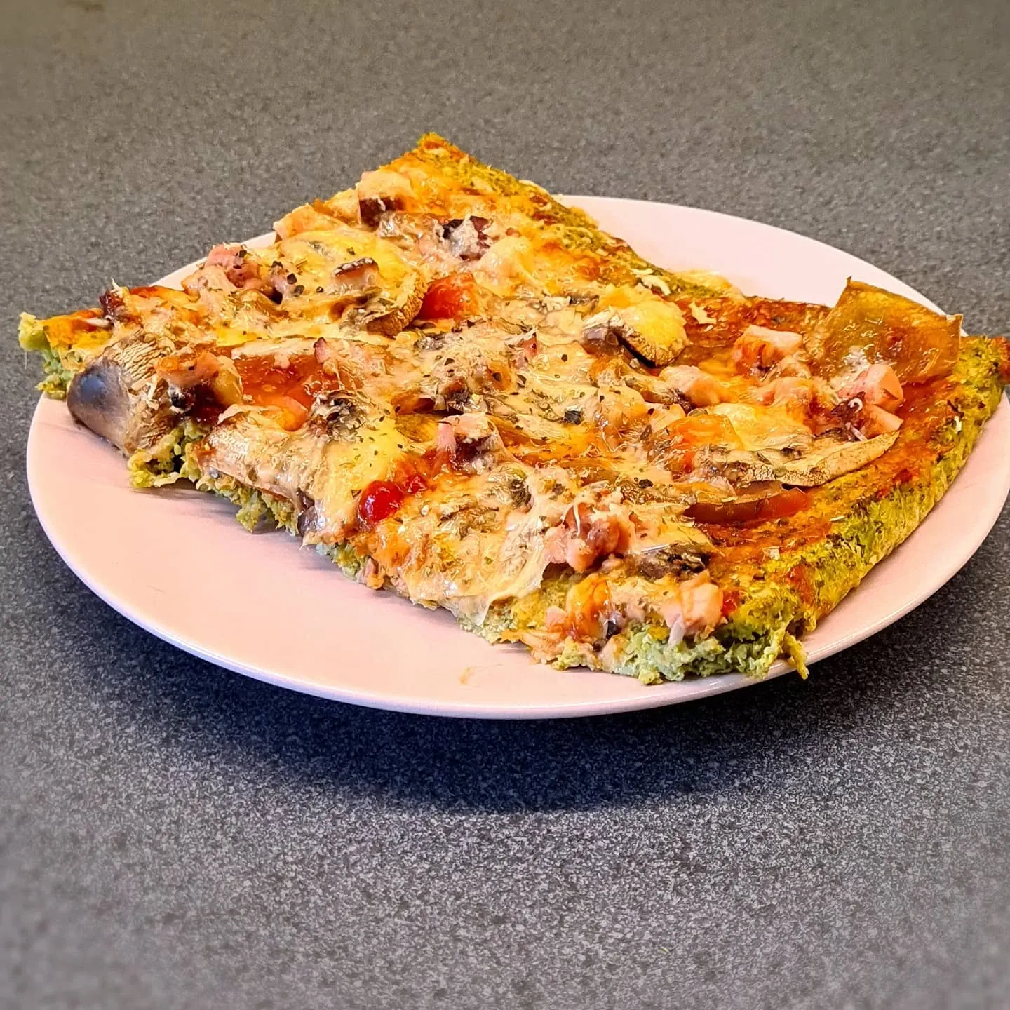 Veselīgā brokoļu pica ar olbaltumu pamatni un vistu