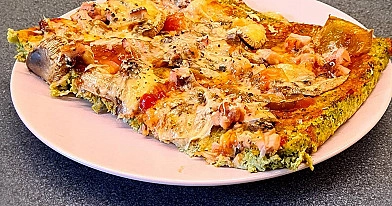 Veselīgā brokoļu pica ar olbaltumu pamatni un vistu