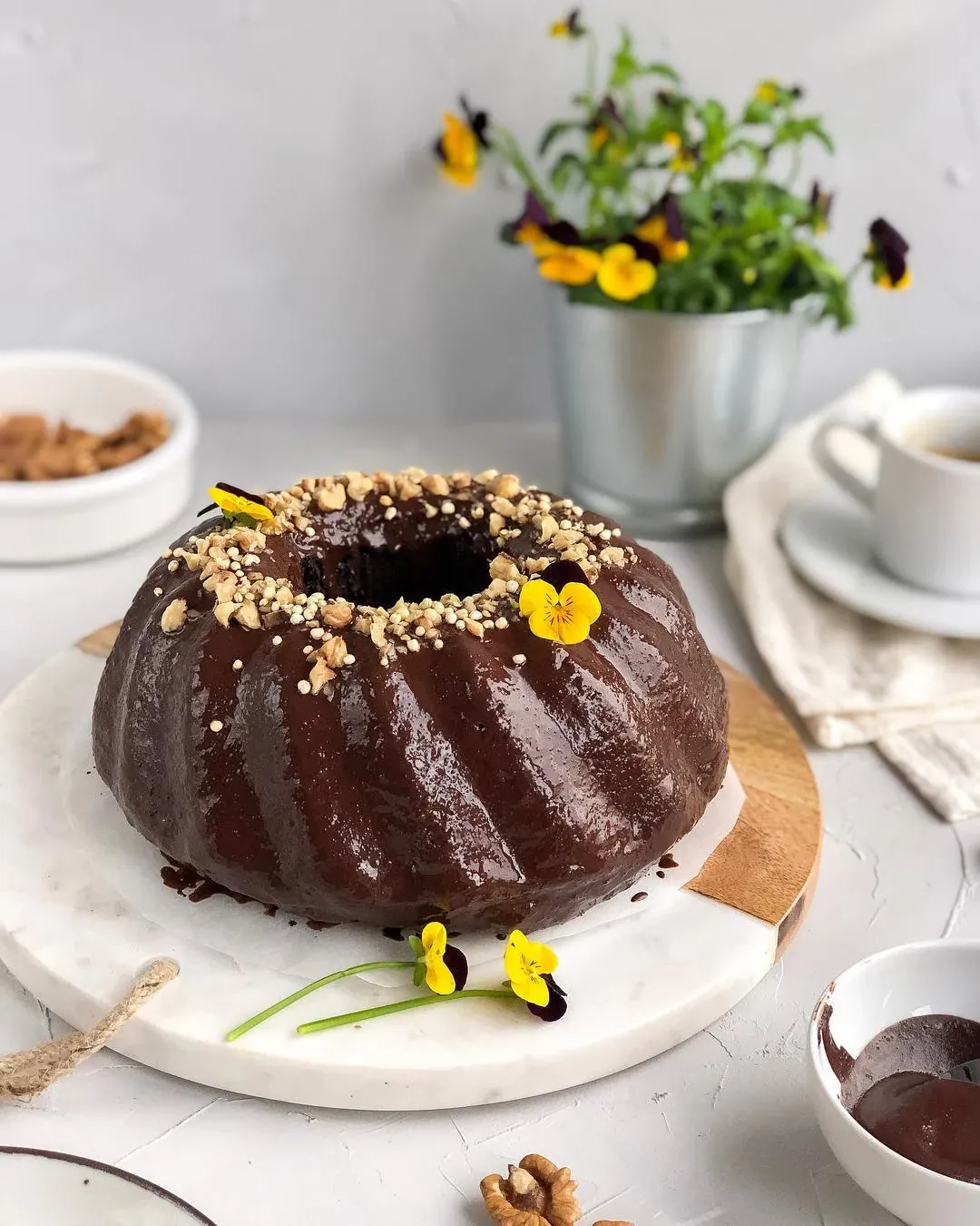 Drėgnas šokoladinis keksas su šokolado ganašu (su slyvomis)