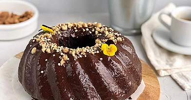 Drėgnas šokoladinis keksas su šokolado ganašu (su slyvomis)