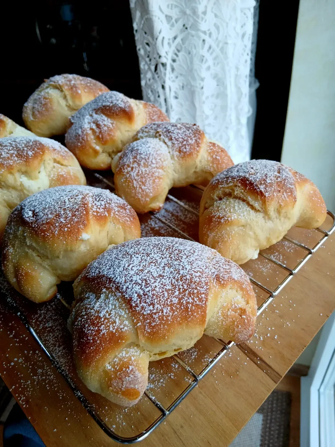 Miękkie rogaliki drożdżowe z serem