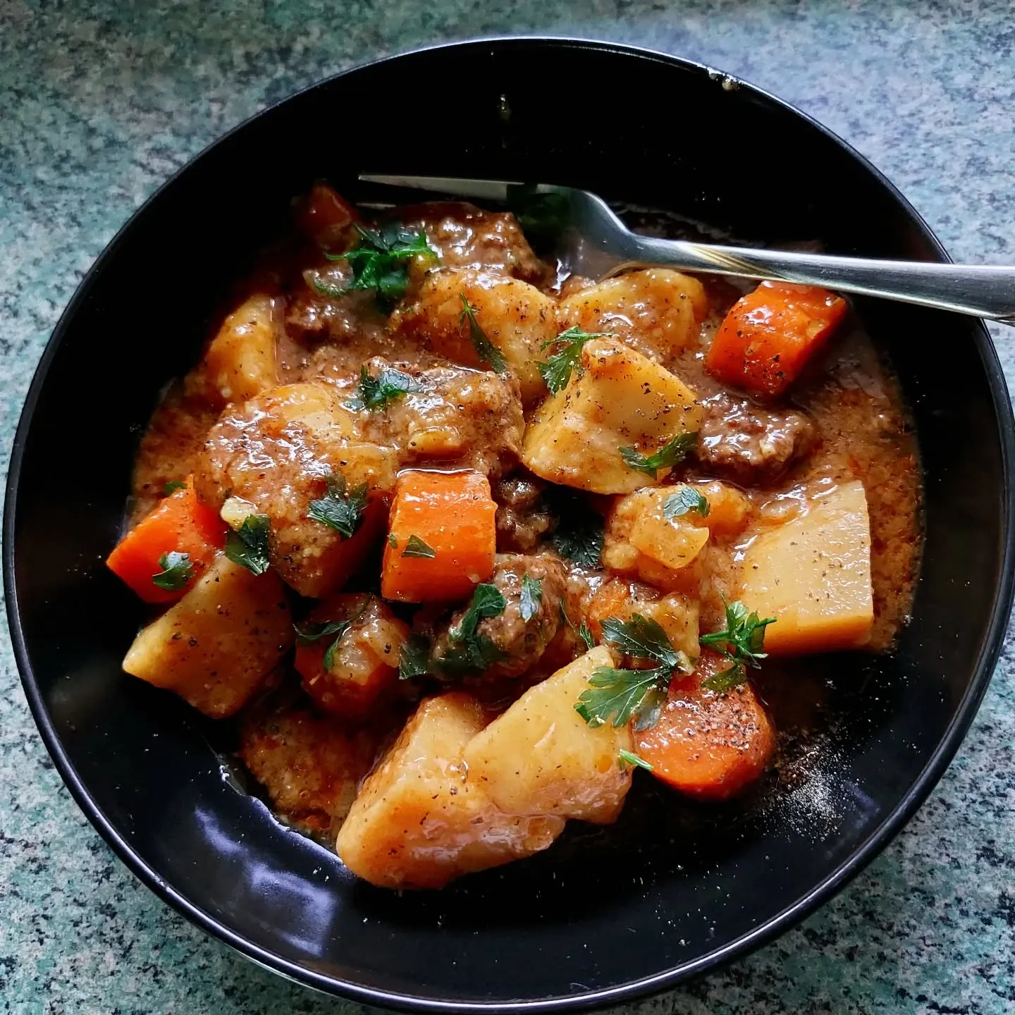 Jautienos kumpio troškinys su bulvėmis ir morkomis