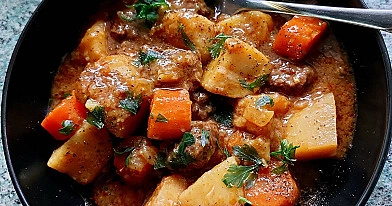 Jautienos kumpio troškinys su bulvėmis ir morkomis