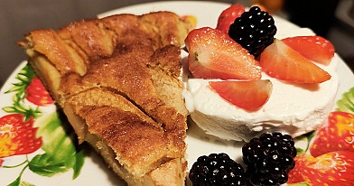 Biskvitinis obuolių pyragas su šokoladu