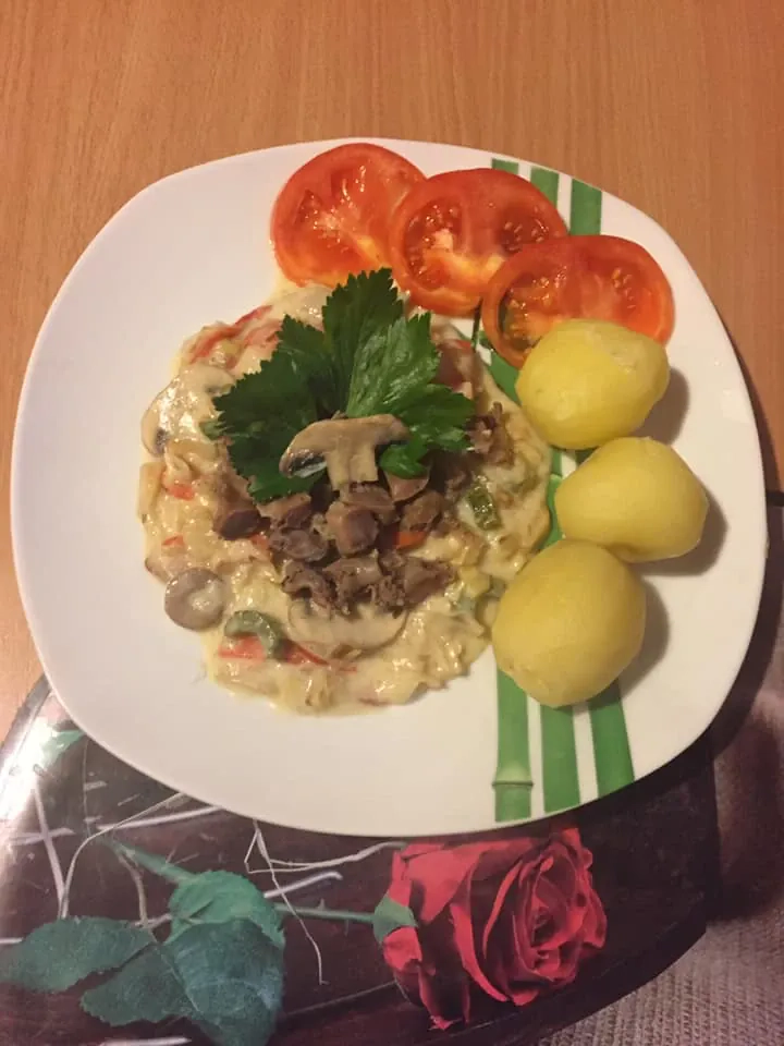 Vištienos skrandukai su daržovių, grietinėlės ir pievagrybių padažu 😜