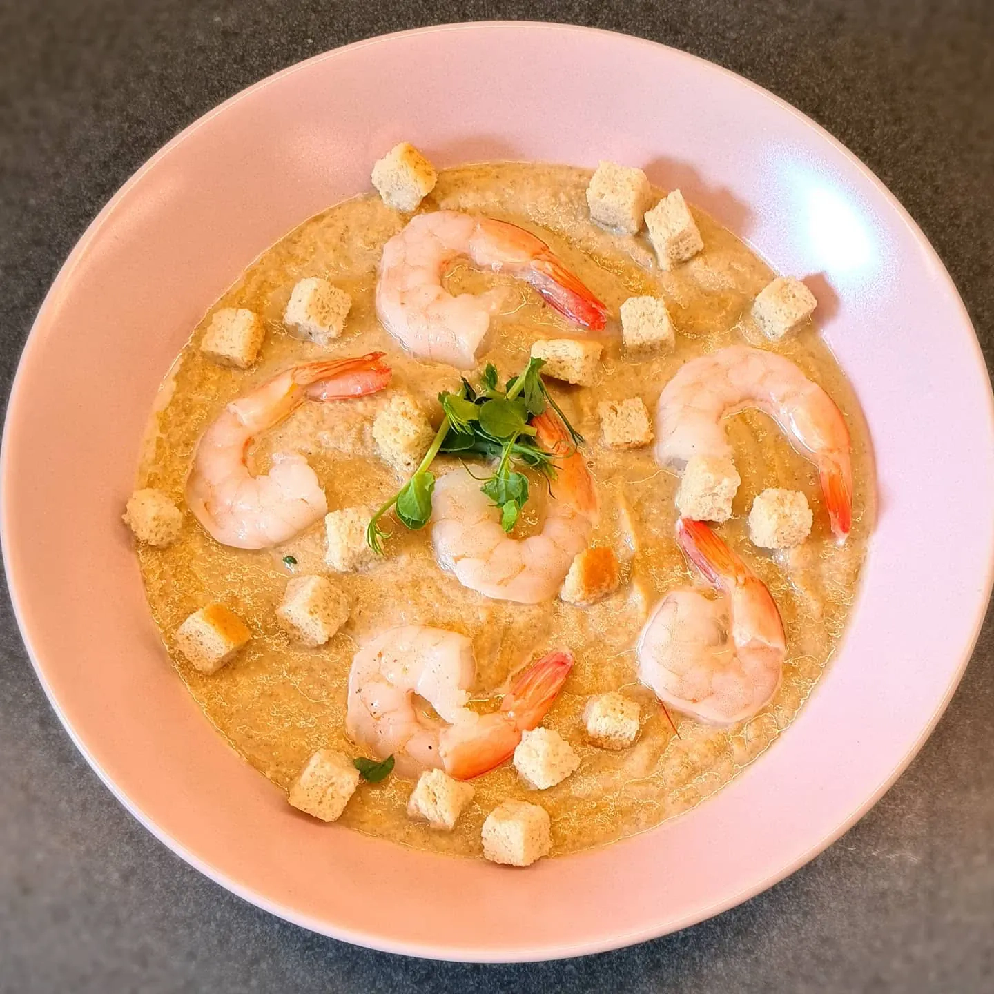 Dārzeņu krēmzupa ar garnelēm un grauzdiņiem