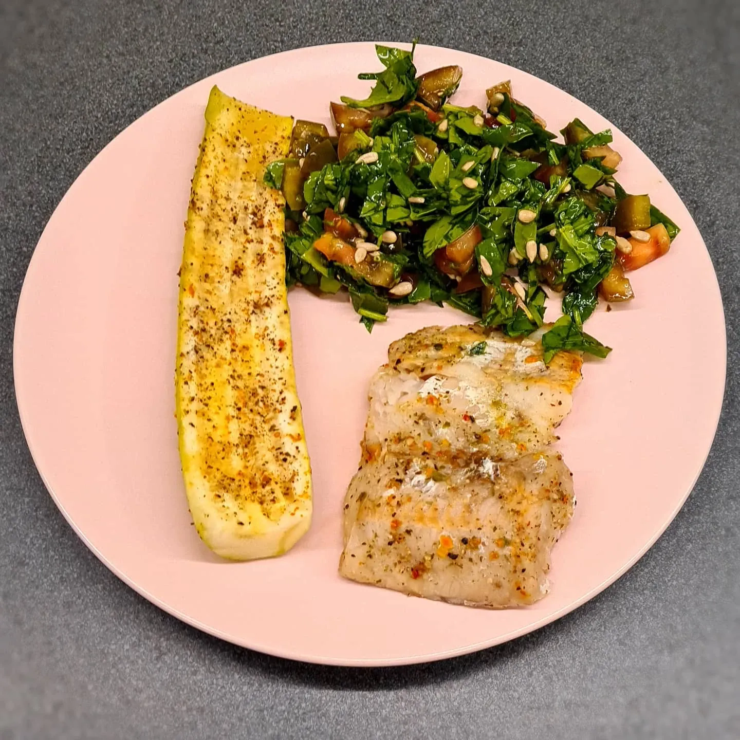 Hekas fileja ar marinētu cukini un spinātu–tomātu salātiem