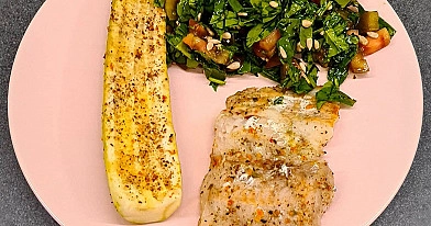 Hekas fileja ar marinētu cukini un spinātu–tomātu salātiem