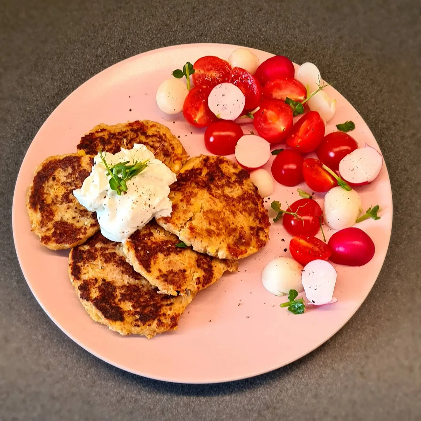 Kartupeļu-tunča-biezpiena pankūkas ar dārzeņiem un grieķu jogurtu