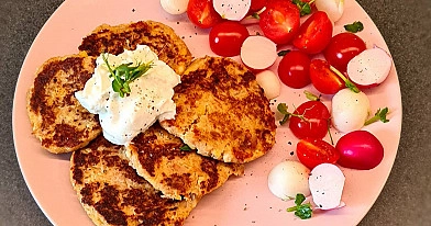 Kartupeļu-tunča-biezpiena pankūkas ar dārzeņiem un grieķu jogurtu