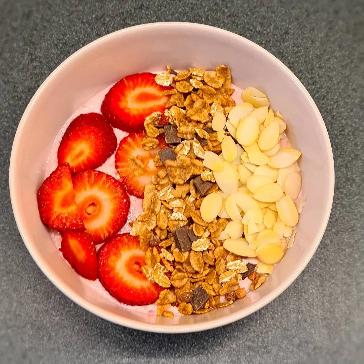 Vājpiena zemeņu–banānu bļoda ar mūslām un mandelēm