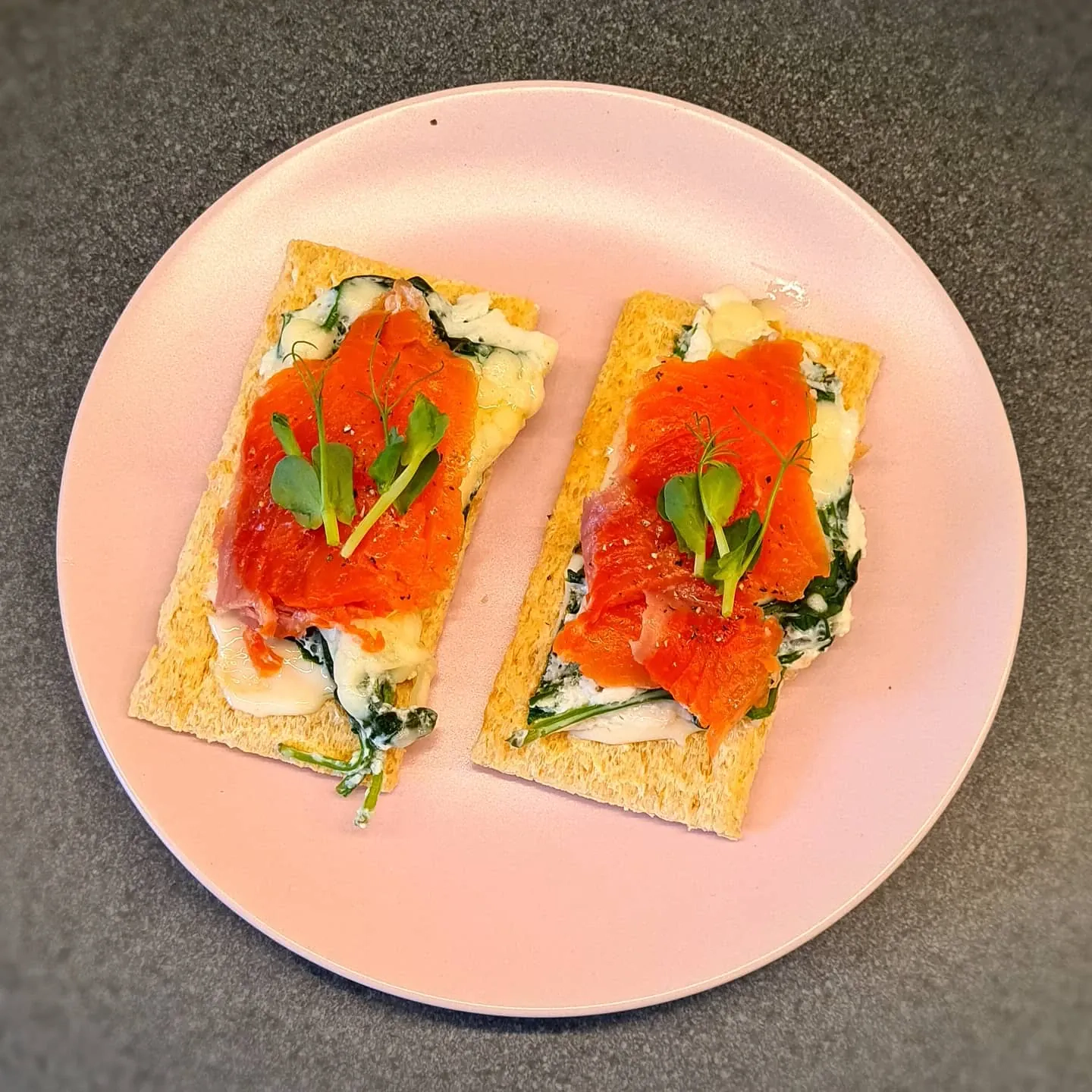 Sausmaizītes ar olbaltumu omleti, spinātiem un foreli