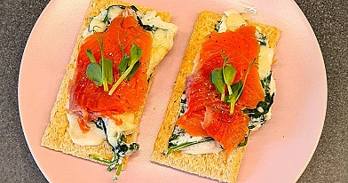 Sausmaizītes ar olbaltumu omleti, spinātiem un foreli