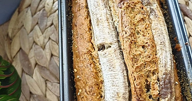 Chlebek bananowy z masłem – wilgotny, łatwy i domowy