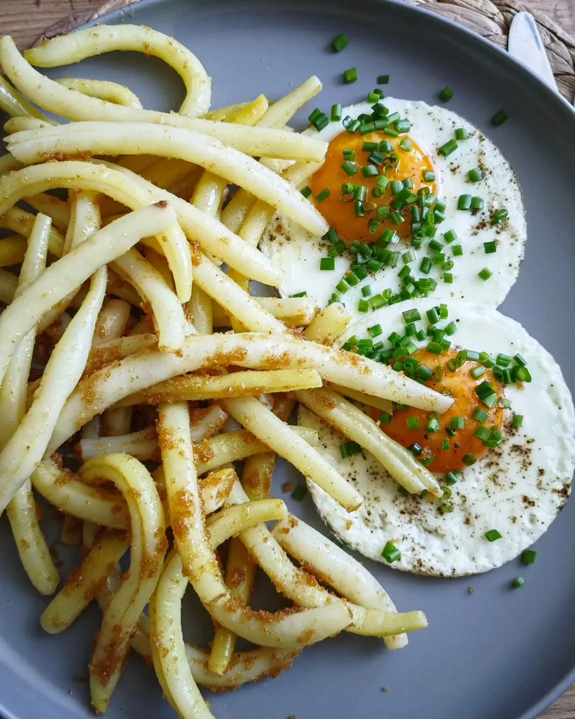 Fasolka szparagowa z jajkami sadzonymi i szczypiorkiem