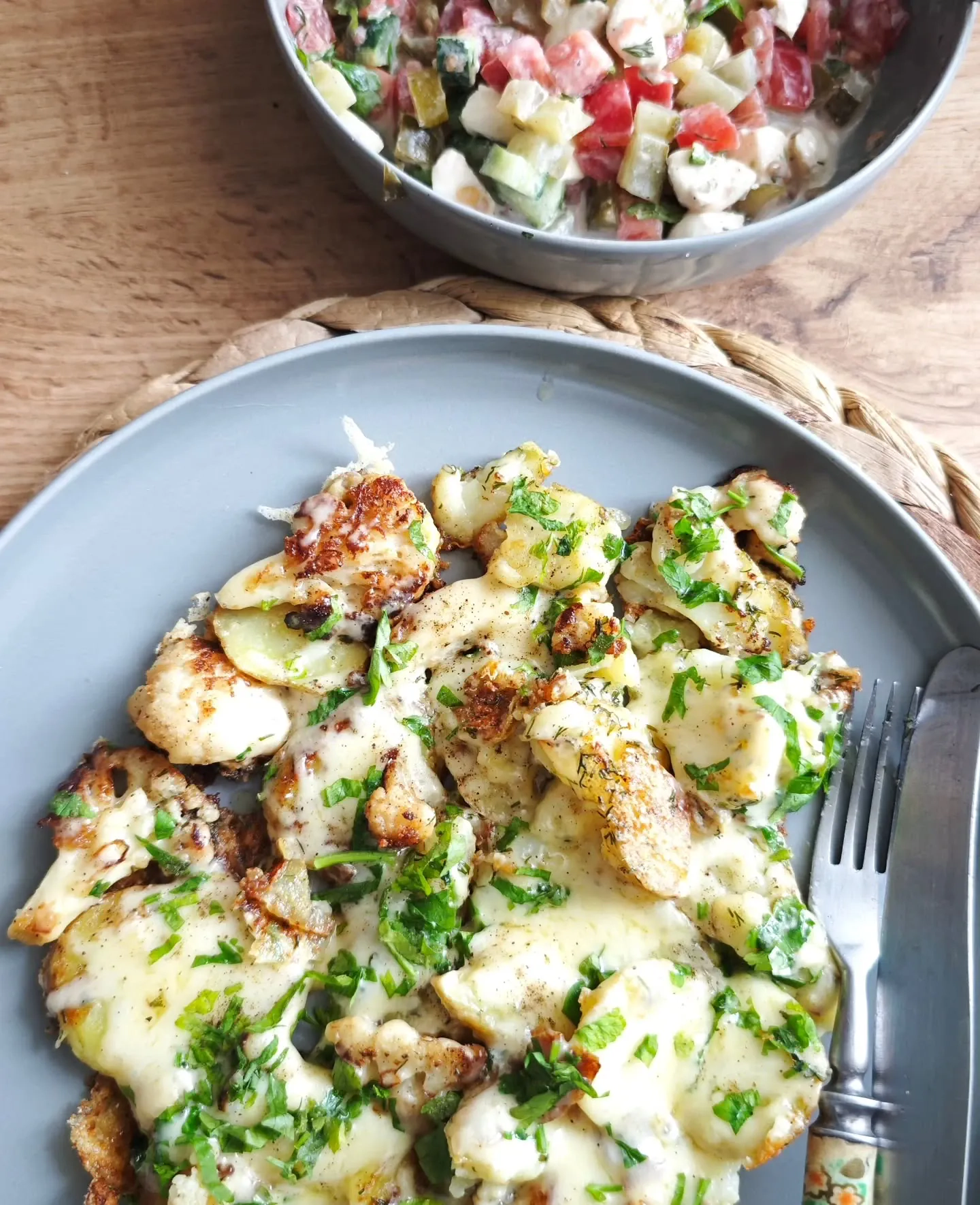 Ziemniaki i kalafior z patelni z serem – obiad zero waste