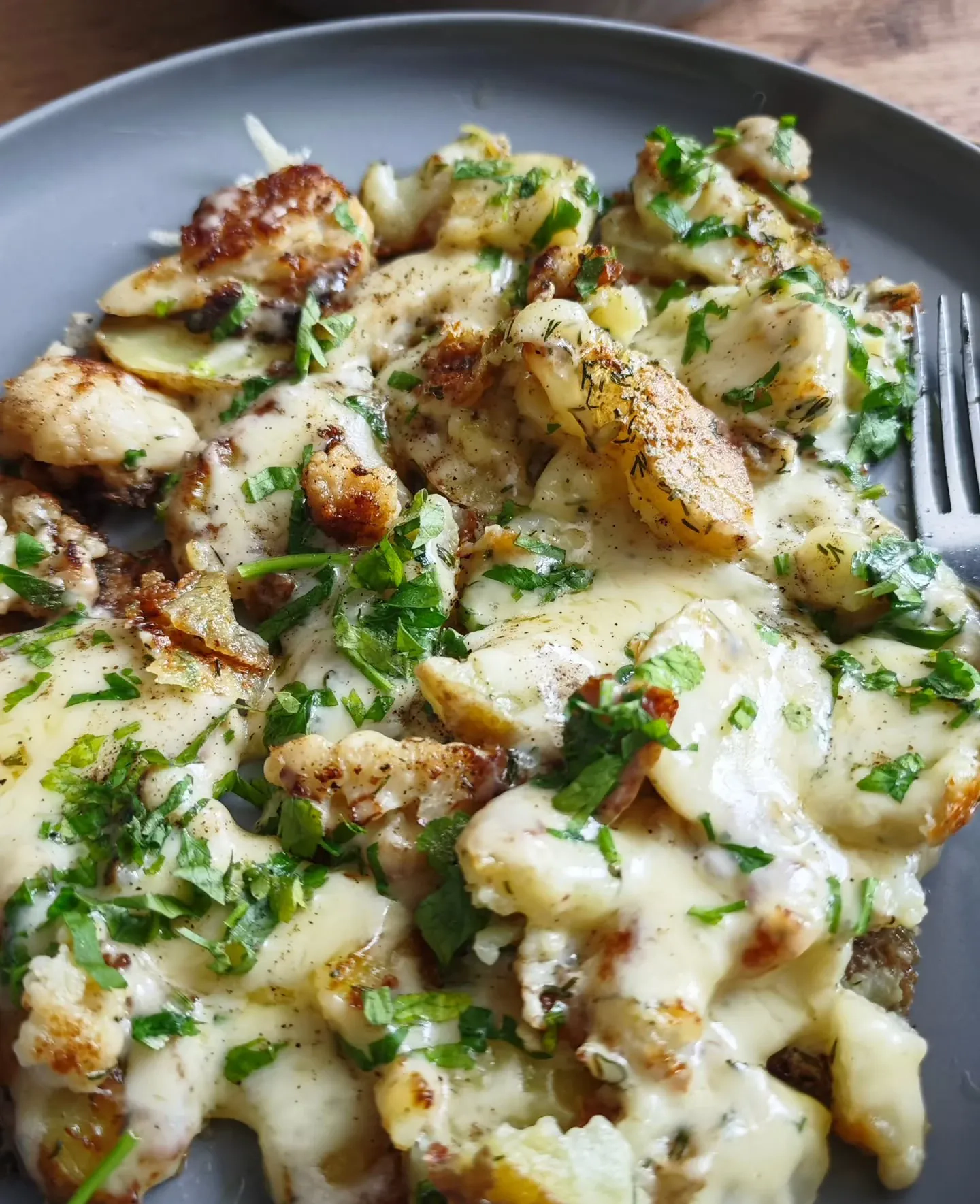 Ziemniaki i kalafior z patelni z serem – obiad zero waste