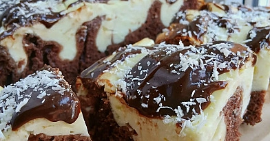 Sernik Izaura na kakaowym cieście z budyniem waniliowym i polewą czekoladową