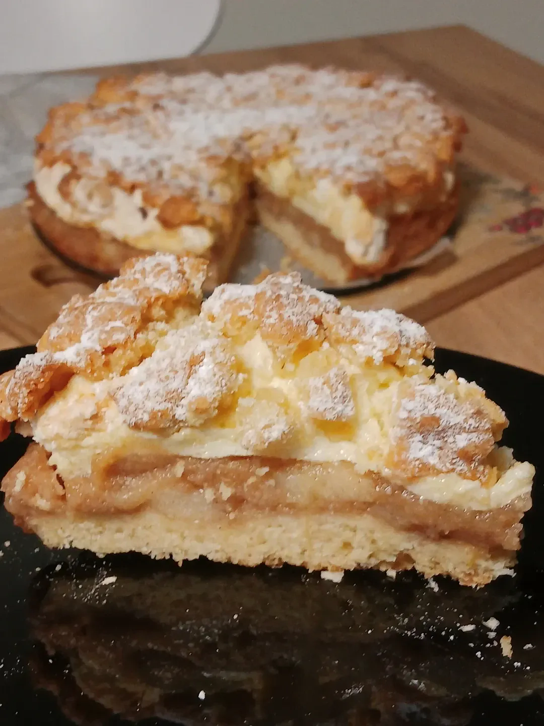 Szarlotka z bezą i budyniem waniliowym na kruchym spodzie