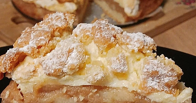 Szarlotka z bezą i budyniem waniliowym na kruchym spodzie