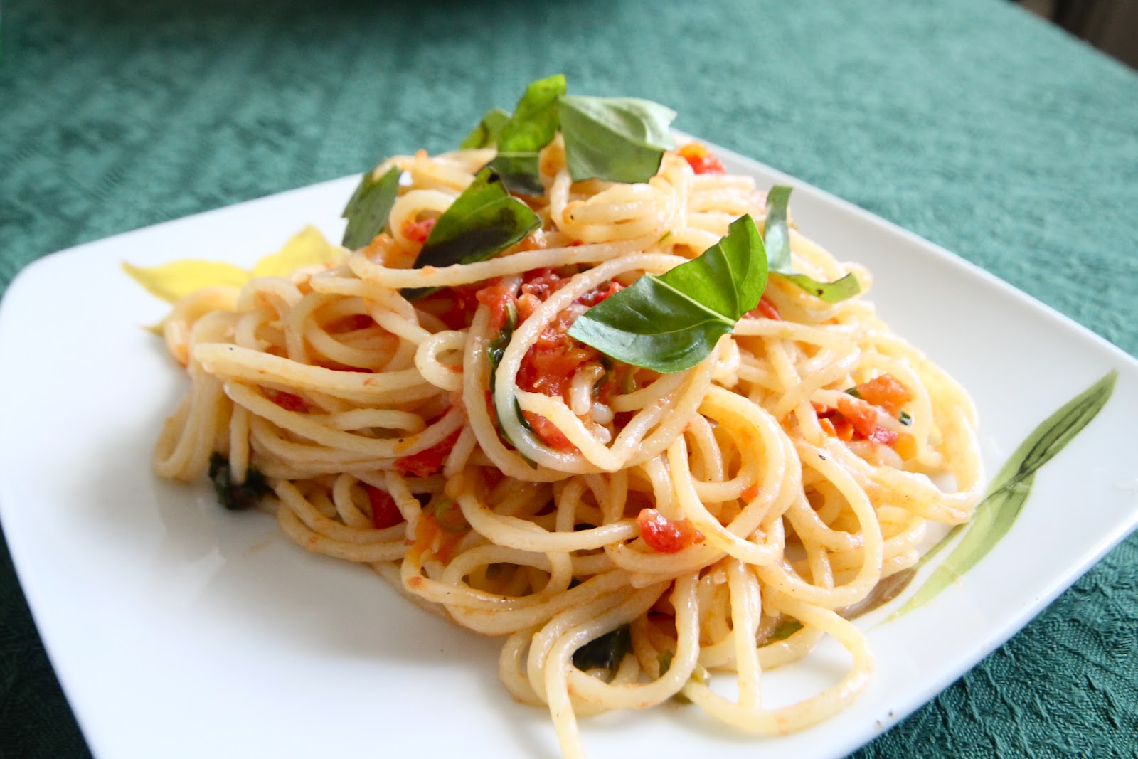 Makaronai: Klasikiniai spagečiai su pomidorais pagal Jamie Oliver'į