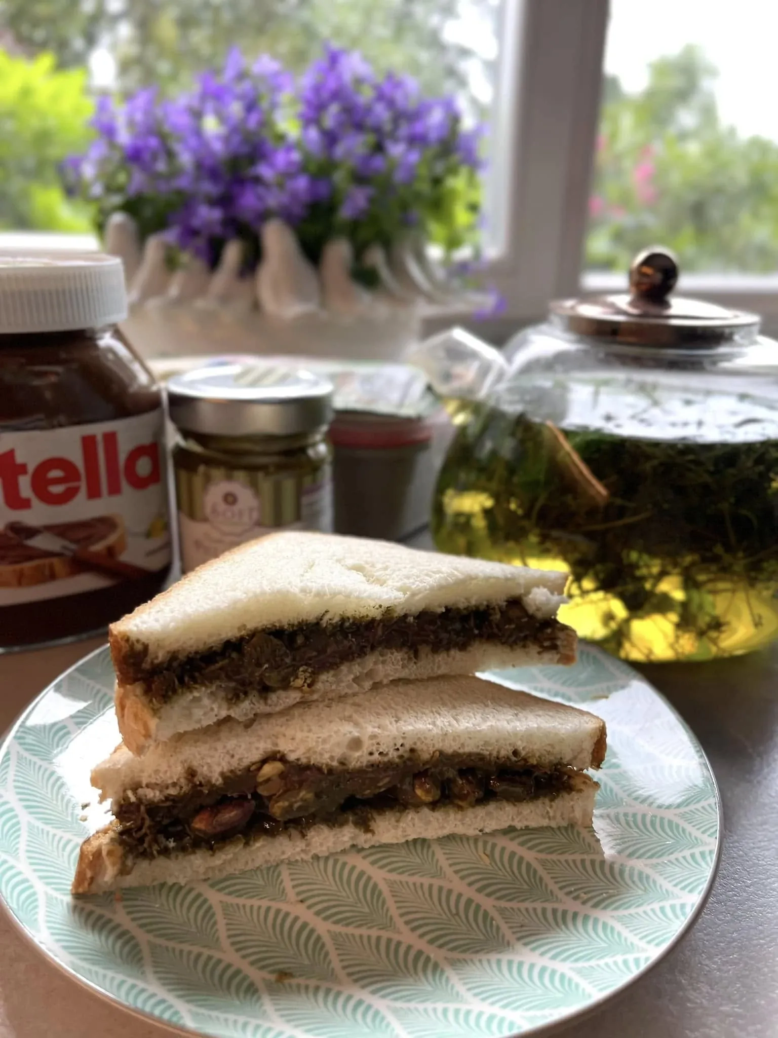 Saldūs trikampiai sumuštiniai su „Nutella“ ir riešutais