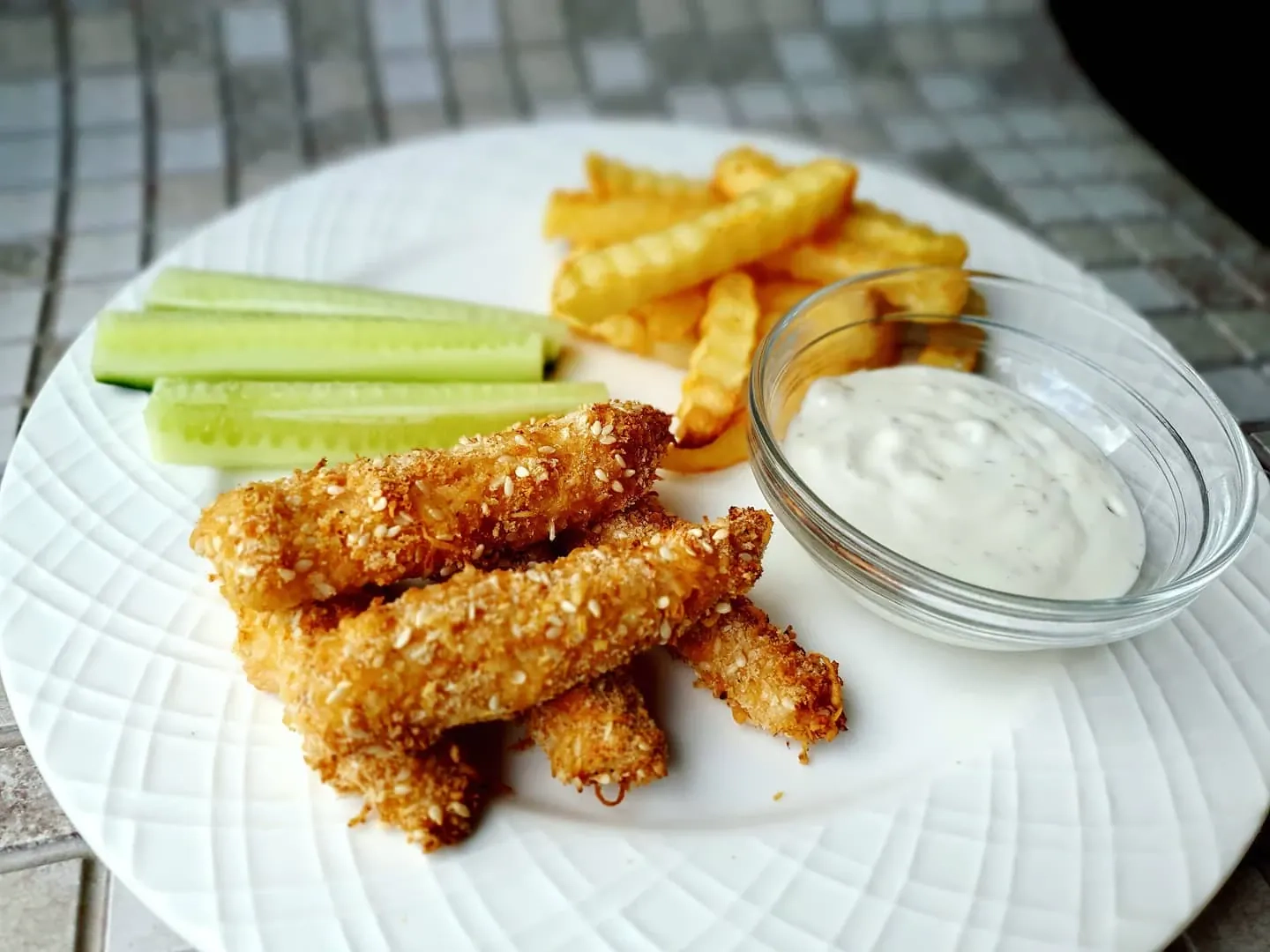 Traškios vištienos juostelės su kefyru ir maltais džiūvėsėliais