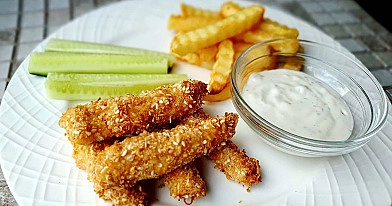 Traškios vištienos juostelės su kefyru ir maltais džiūvėsėliais