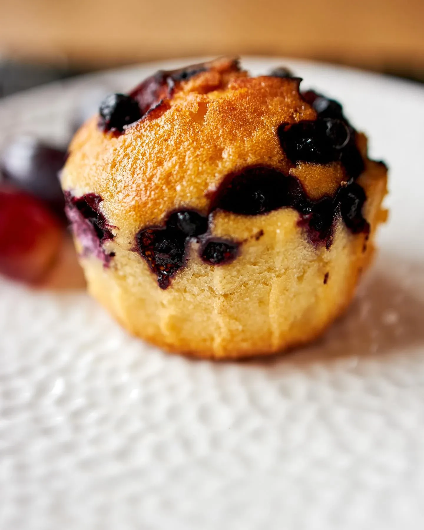 Paprasti miltiniai mėlynių keksiukai su grietine