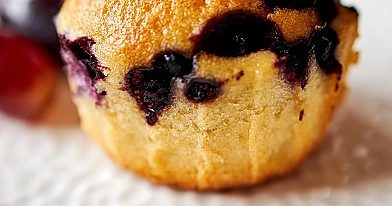 Paprasti miltiniai mėlynių keksiukai su grietine