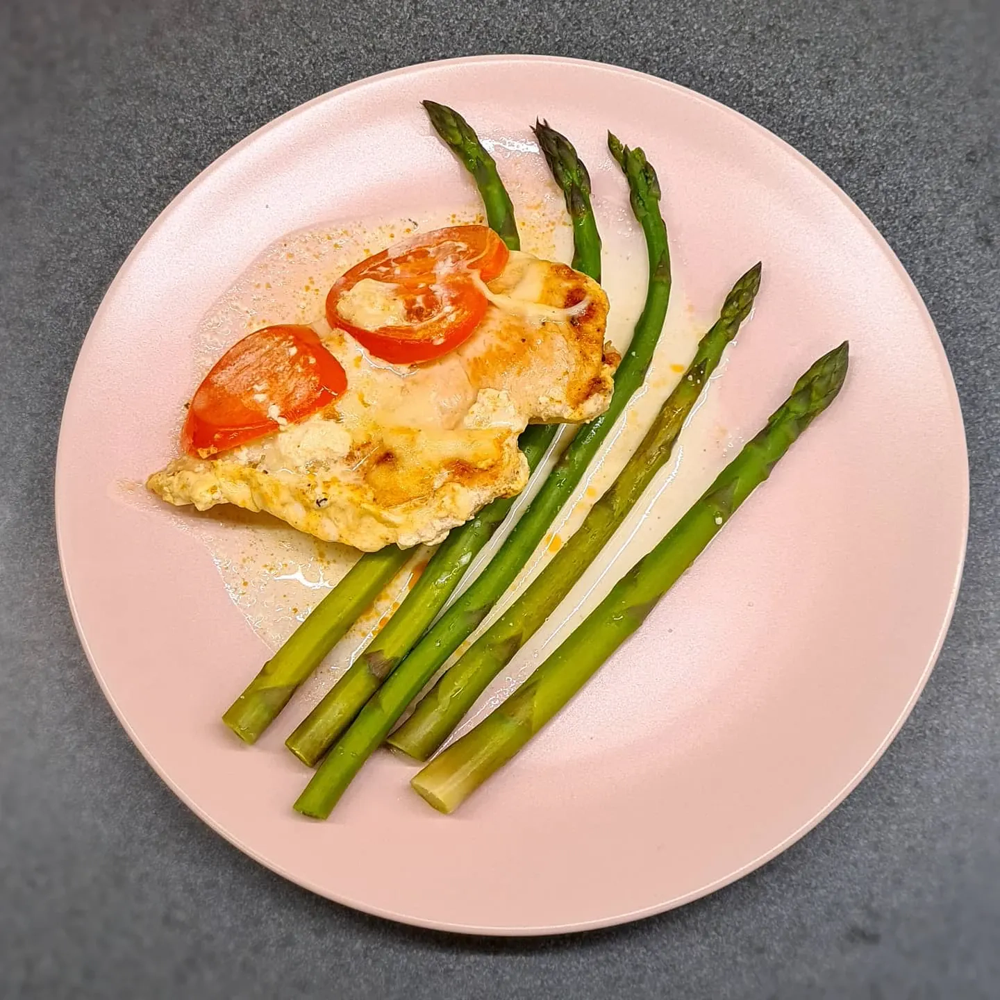 Vistas fileja ar tomātiem un sparģeļiem