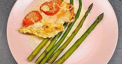 Vistas fileja ar tomātiem un sparģeļiem