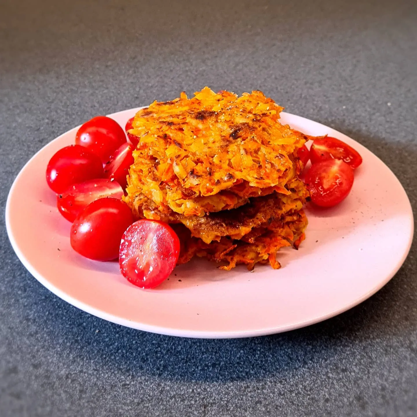 Kartupeļu-burkānu pankūkas ar ķirštomātiem