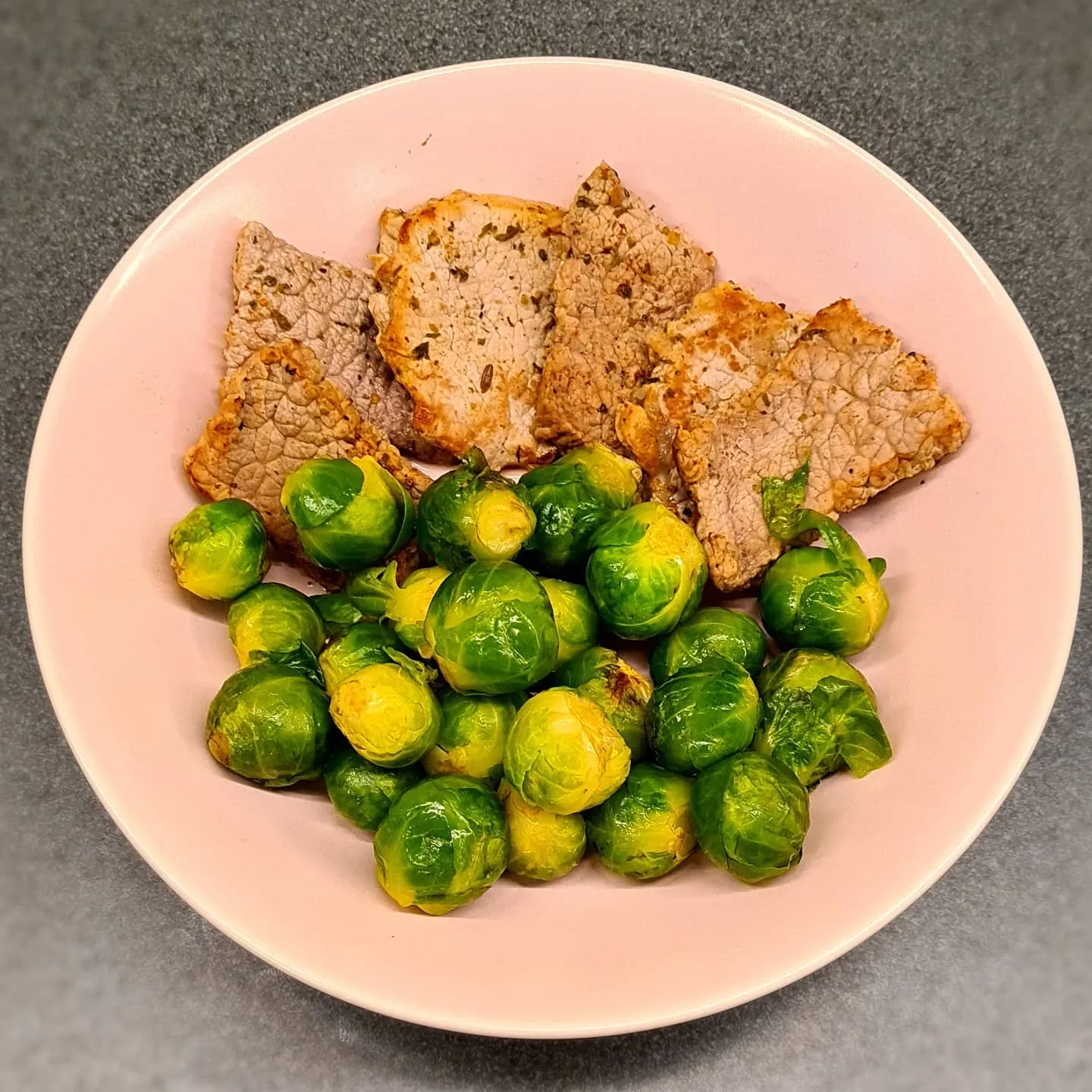 Maiga teļa gaļa ar sviestā glazētiem Briseles kāpostiem