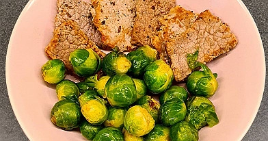 Maiga teļa gaļa ar sviestā glazētiem Briseles kāpostiem