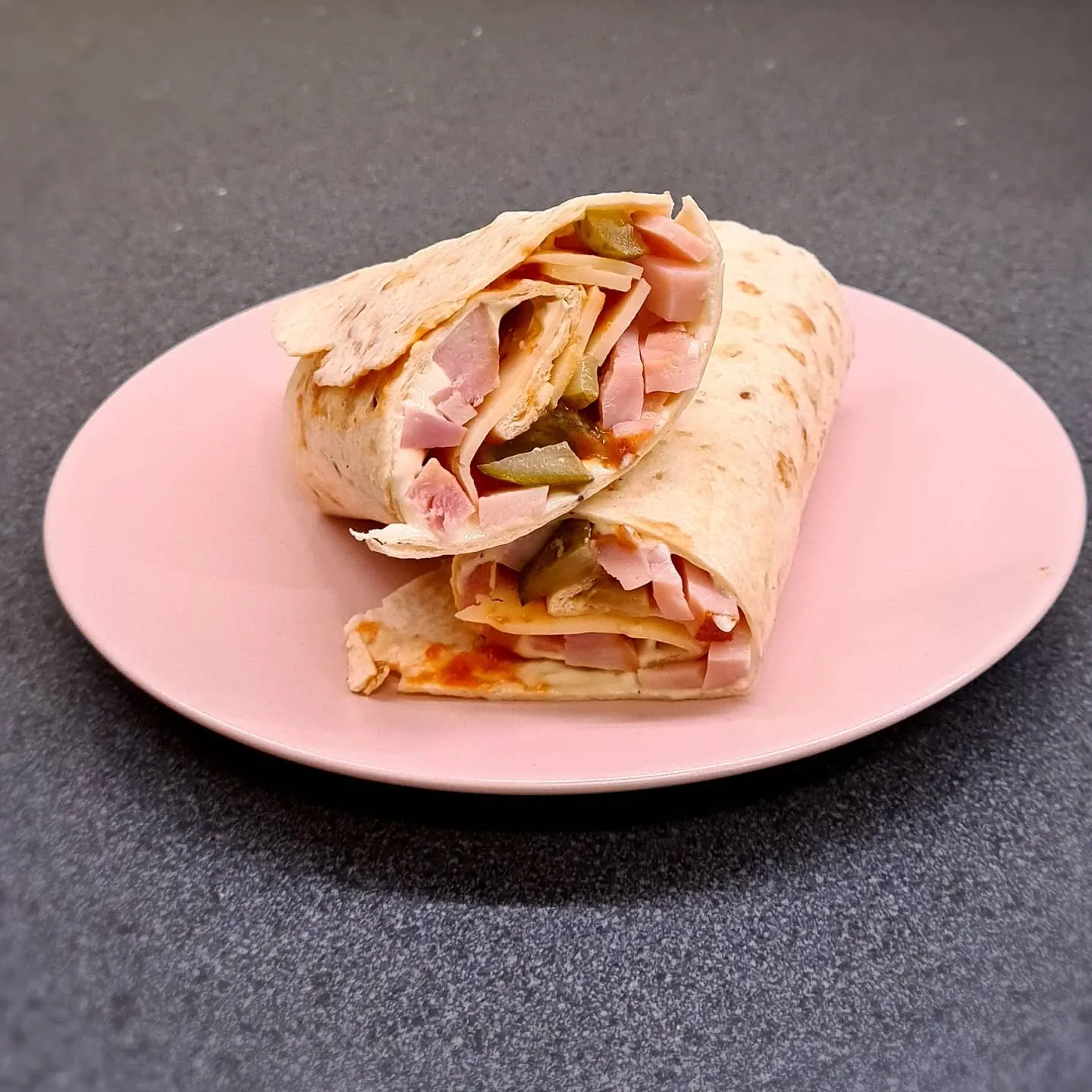 Pilngraudu tortiljas rulete ar kūpinātu vistu un sieru