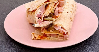 Pilngraudu tortiljas rulete ar kūpinātu vistu un sieru