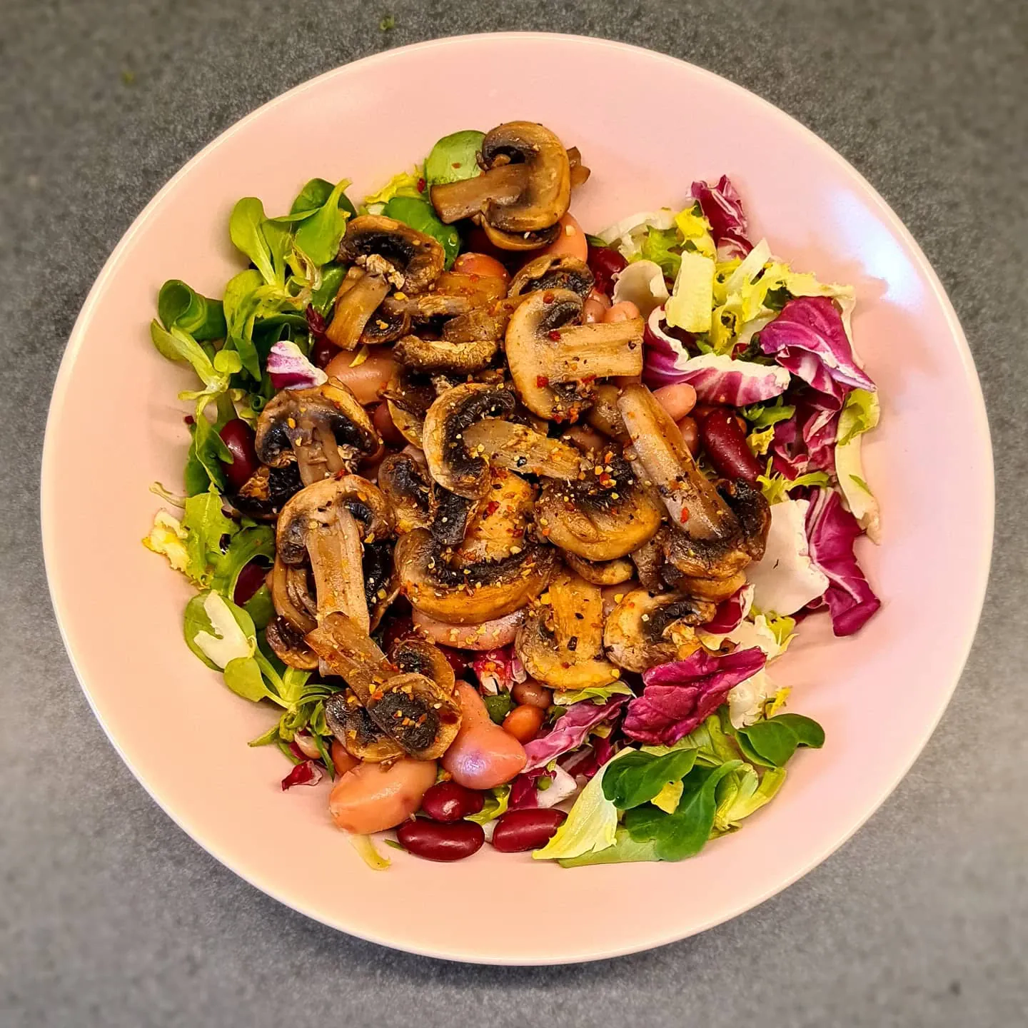 Siltie šampinjonu un pupiņu salāti ar radicio un rukolu