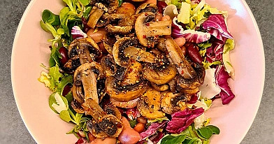Siltie šampinjonu un pupiņu salāti ar radicio un rukolu