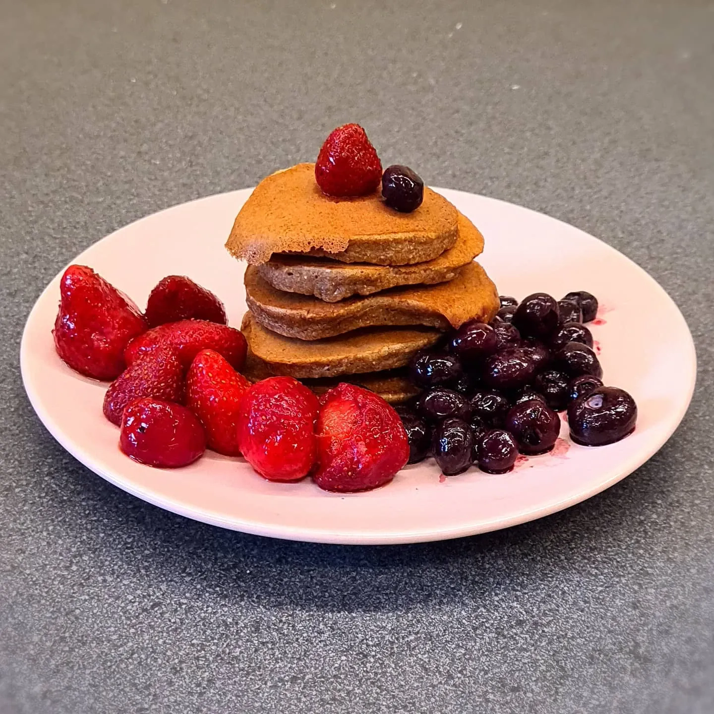 Mīkstas banānu pankūkas ar ogām