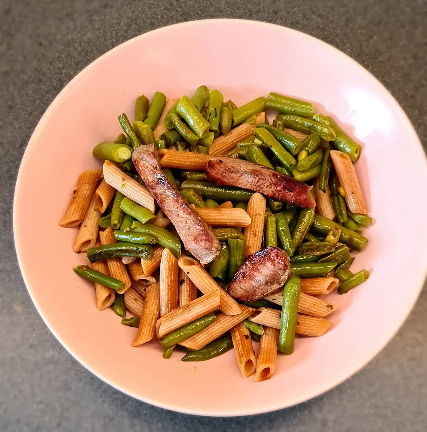 Pilngraudu makaroni ar zaļajām pupiņām un liellopa steiku